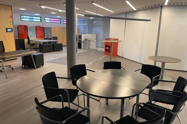 Offener Coworking-Bereich mit Besprechungstisch