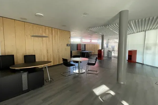 Coworking-Fläche mit Gruppenarbeitsplätzen