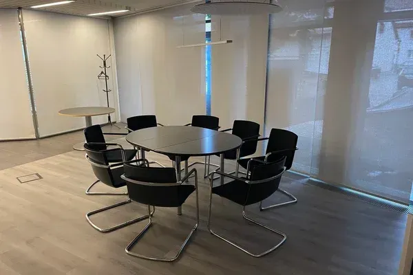 Besprechungsraum mit rundem Tisch